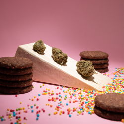 Fleurs de CBD autour de petits gâteaux et bonbons