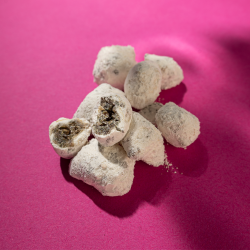 Ice rocks de CBD sur fond rose