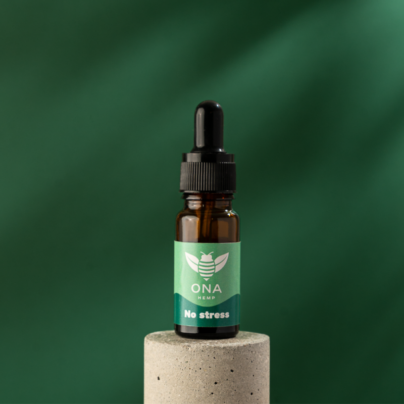 Flacon d'huile de CBD sur fond vert