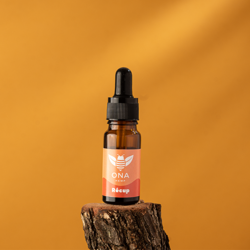 Flacon d'huile de CBD sur fond orange