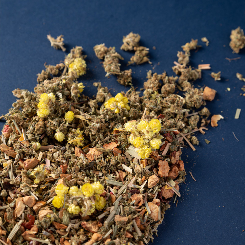 Miettes de fleurs de CBD sur fond bleu marine