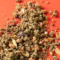 Miettes de fleurs de CBD sur fond rouge orange