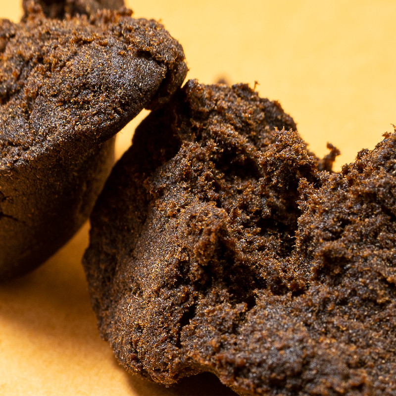 Résine de CBD sur fond jaune