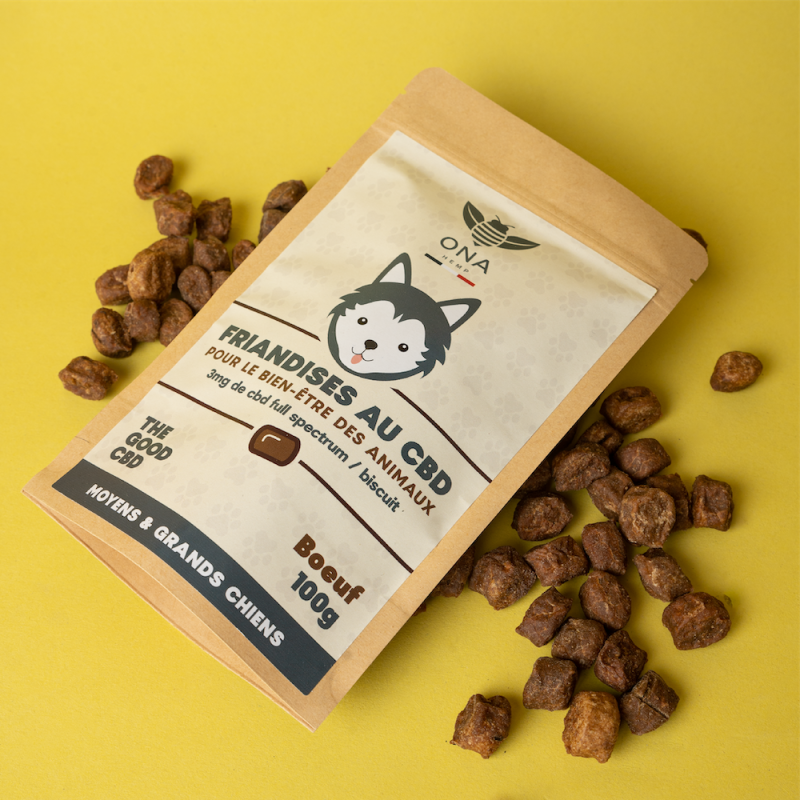 Sachet de friandises de CBD pour chiens sur fond jaune