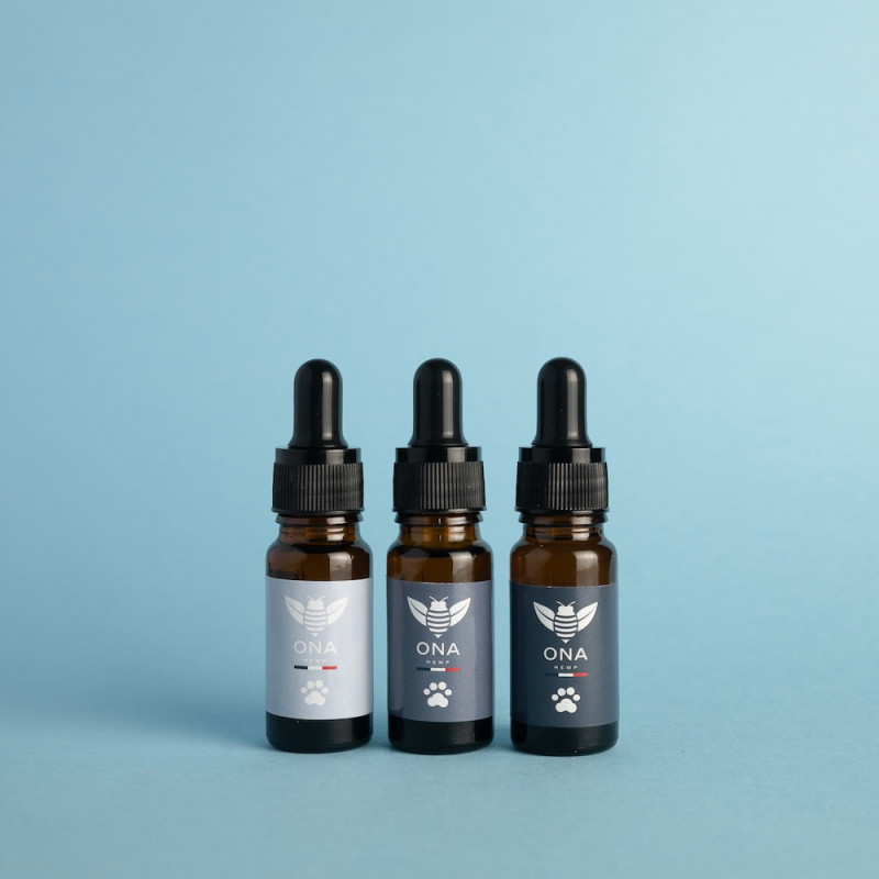 Flacons d'huiles de CBD pour chats sur fond bleu