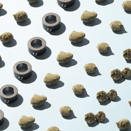 Moon rocks de CBD posées sur une surface bleu gris