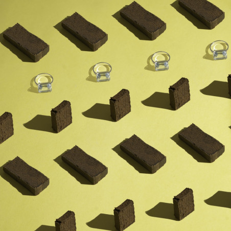 Plusieurs blocs de haschich de CBD sur surface jaune