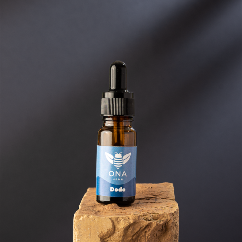 Flacon d'huile de CBD sur fond noir