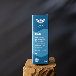 Boite d'huile de CBD sur fond noir