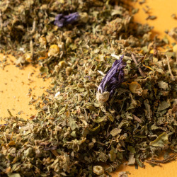 Miettes de fleurs de CBD sur fond jaune