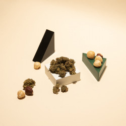 Fleurs de CBD avec des noisettes et des figures géométriques