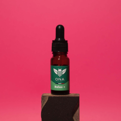 Flacon d'huile de CBD sur fond rose