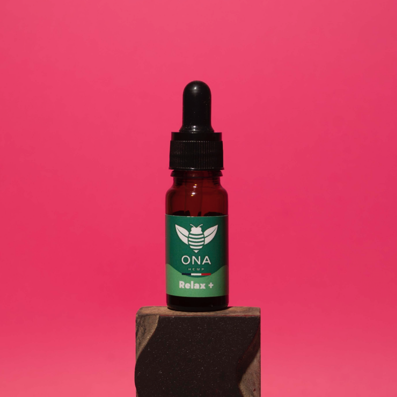 Flacon d'huile de CBD sur fond rose